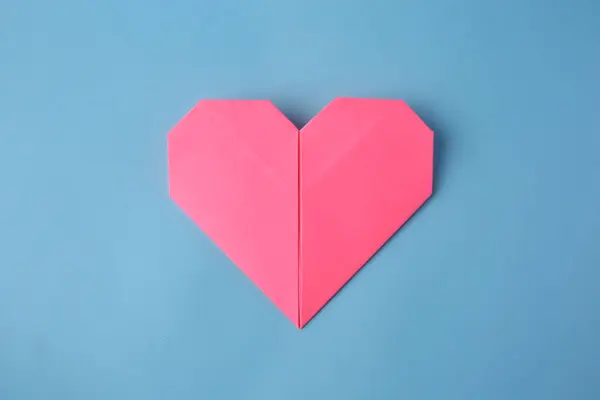 Origami Art Inima Hârtie Roz Realizată Manual Fundal Albastru Deschis — Fotografie, imagine de stoc