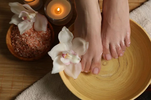 Kobieta Moczy Nogi Misce Wodą Kwiatem Zbliżenie Procedura Pedicure — Zdjęcie stockowe