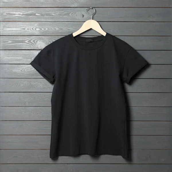 Hanger Met Stijlvol Zwart Shirt Grijze Houten Muur — Stockfoto