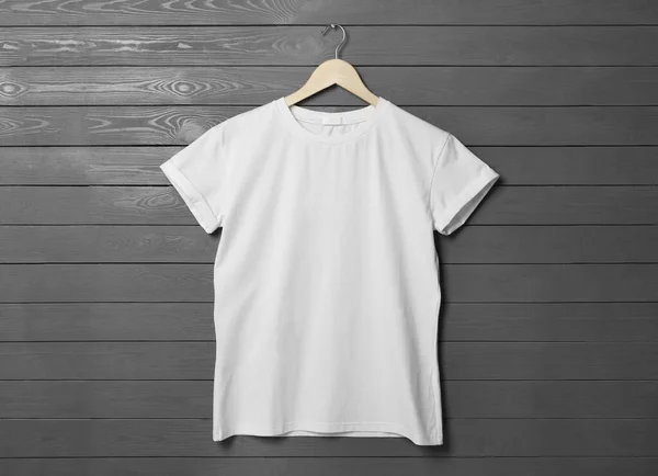 Hanger Met Stijlvol Wit Shirt Grijze Houten Muur — Stockfoto