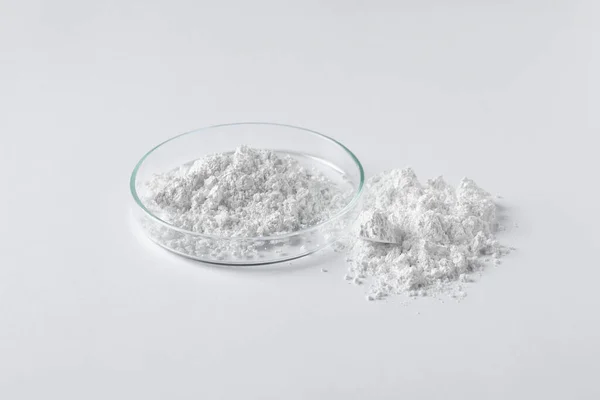 白底培养皿和碳酸钙粉 — 图库照片