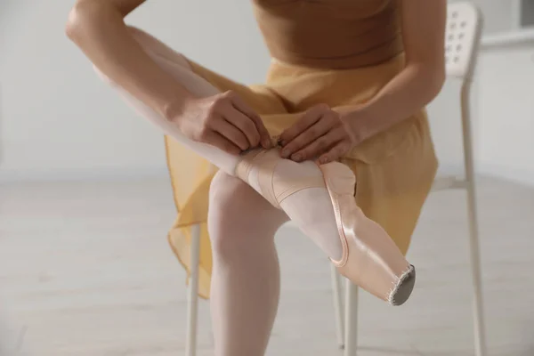 Bailarina Atando Zapatos Puntiagudos Estudio Baile Primer Plano — Foto de Stock