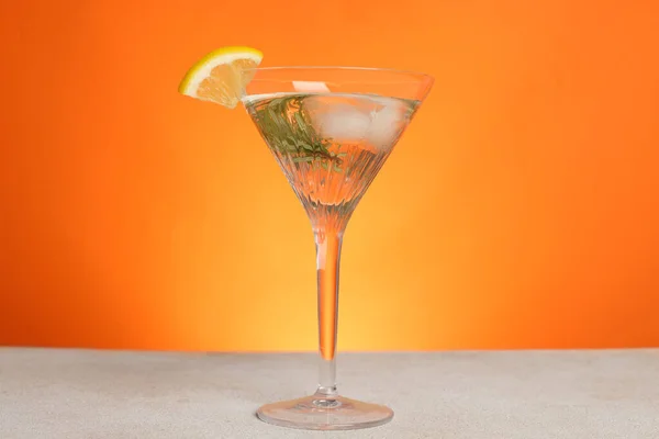 Martini Glas Verfrissende Cocktail Met Citroenschijfje Rozemarijn Lichtgrijze Tafel — Stockfoto