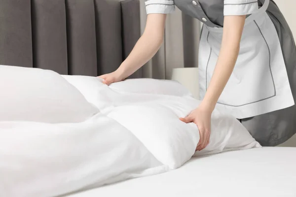 Young Maid Making Bed Hotel Room Closeup — Stock Photo, Image