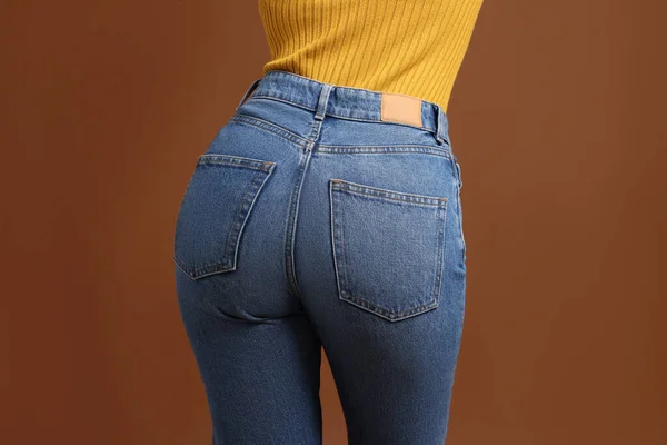 Vrouw Stijlvolle Jeans Bruine Achtergrond Close — Stockfoto