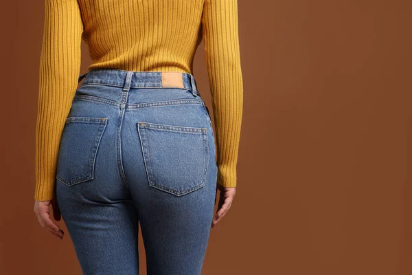 Donna Jeans Alla Moda Sfondo Marrone Primo Piano Spazio Testo — Foto Stock