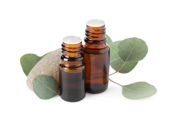 Flaschen Mit Ätherischem Eukalyptusöl Stein Und Pflanzenzweigen Auf Weißem Hintergrund — Stockfoto
