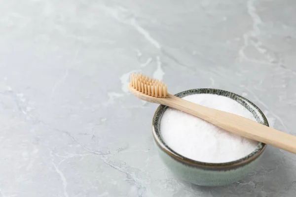 Sikat Gigi Bambu Dan Semangkuk Soda Panggang Atas Meja Marmer — Stok Foto