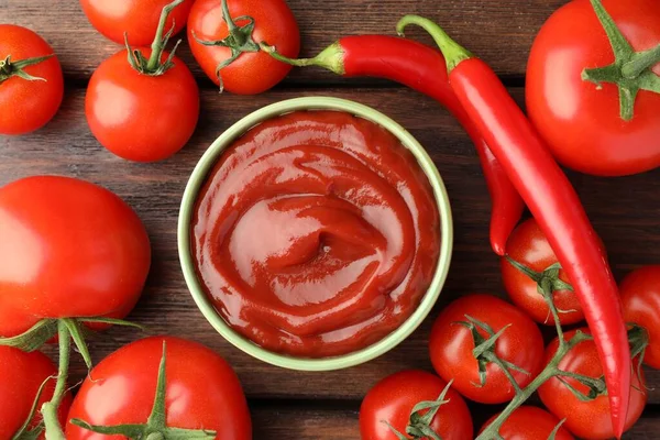 Schüssel Mit Leckerem Ketchup Chilischoten Und Tomaten Auf Holztisch Flach — Stockfoto