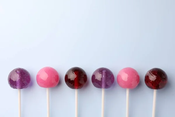 Lollipops Saborosos Fundo Azul Claro Flat Lay Espaço Para Texto — Fotografia de Stock