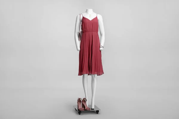 Maniquí Femenino Con Collar Bolso Vestido Con Elegante Vestido Rojo — Foto de Stock