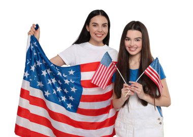 4 Temmuz - Amerika 'nın Bağımsızlık Günü. Beyaz arka planda ABD bayrakları olan mutlu anne ve kız