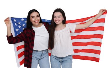 4 Temmuz - Amerika 'nın Bağımsızlık Günü. Beyaz arka planda ABD bayrağı taşıyan mutlu anne ve kız.