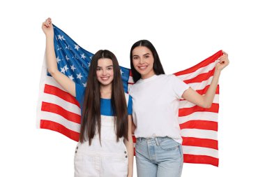 4 Temmuz - Amerika 'nın Bağımsızlık Günü. Beyaz arka planda ABD bayrağı taşıyan mutlu anne ve kız.