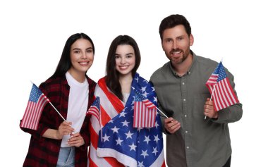 4 Temmuz - Amerika 'nın Bağımsızlık Günü. Beyaz arka planda ABD bayrakları olan mutlu bir aile.