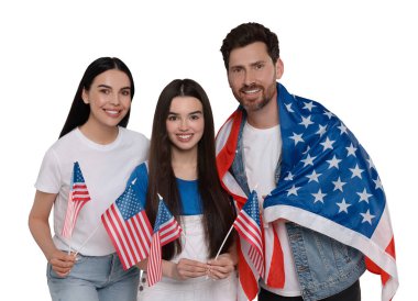 4 Temmuz - Amerika 'nın Bağımsızlık Günü. Beyaz arka planda ABD bayrakları olan mutlu bir aile.