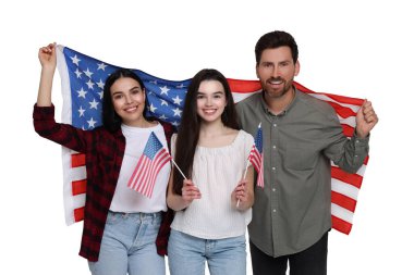 4 Temmuz - Amerika 'nın Bağımsızlık Günü. Beyaz arka planda ABD bayrakları olan mutlu bir aile.