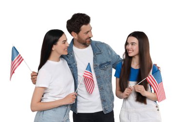 4 Temmuz - Amerika 'nın Bağımsızlık Günü. Beyaz arka planda ABD bayrakları olan mutlu bir aile.