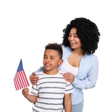 4 Temmuz - Amerika 'nın Bağımsızlık Günü. Mutlu kadın ve oğlu beyaz arka planda ABD bayrağı taşıyorlar.