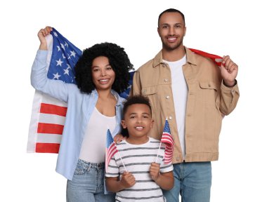 4 Temmuz - Amerika 'nın Bağımsızlık Günü. Beyaz arka planda ABD bayrakları olan mutlu bir aile.