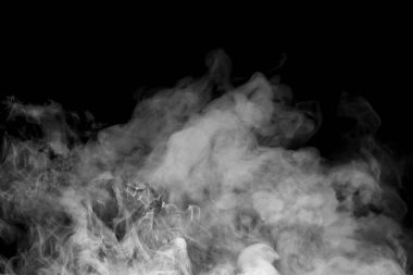 Siyah arkaplanda beyaz duman bulutu