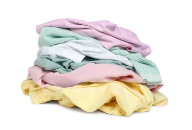 Beyaza izole edilmiş renkli giysiler yığını