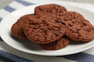 Tabakta lezzetli çikolatalı kurabiyeler, yakın plan.