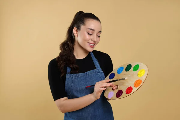Vrouw Met Schildergereedschap Beige Achtergrond Jonge Kunstenaar — Stockfoto