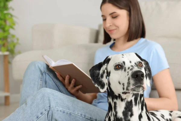 Mooie Vrouw Die Boek Leest Haar Schattige Dalmatische Hond Vloer — Stockfoto