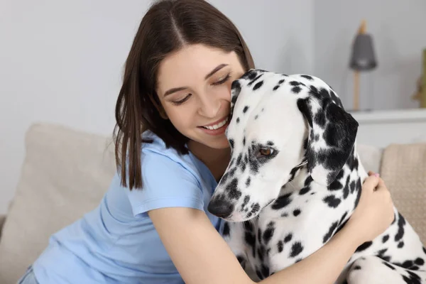 Mooie Vrouw Die Thuis Haar Schattige Dalmatische Hond Knuffelt Heerlijk — Stockfoto