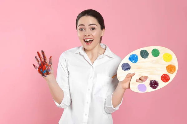 Mujer Con Palma Pintada Paleta Sobre Fondo Rosa Joven Artista —  Fotos de Stock