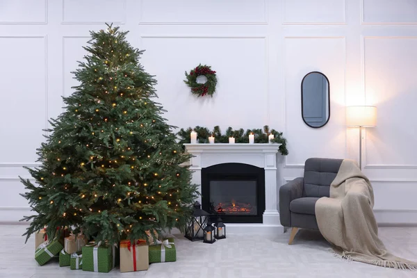 Mooie Woonkamer Interieur Met Versierde Kerstboom — Stockfoto