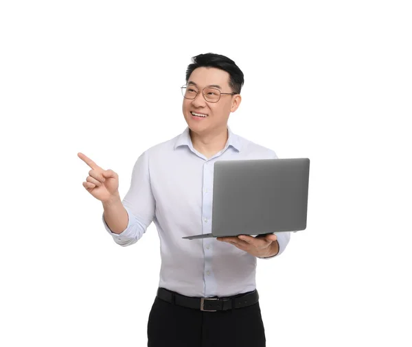 身穿正式服装 背景为白色的笔记本电脑的商人 — 图库照片