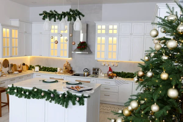 Przytulna Przestronna Kuchnia Urządzona Boże Narodzenie Projekt Wnętrza — Zdjęcie stockowe