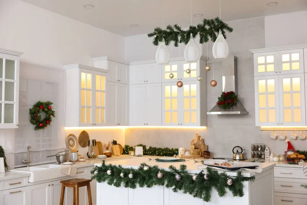 Útulné Prostorné Kuchyně Zdobené Vánoce Návrh Interiéru — Stock fotografie