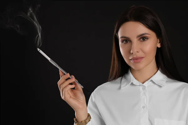 Mujer Que Usa Soporte Cigarrillo Largo Para Fumar Sobre Fondo — Foto de Stock