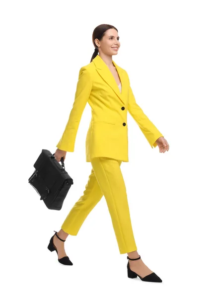 Hermosa Mujer Negocios Traje Amarillo Con Maletín Caminando Sobre Fondo — Foto de Stock