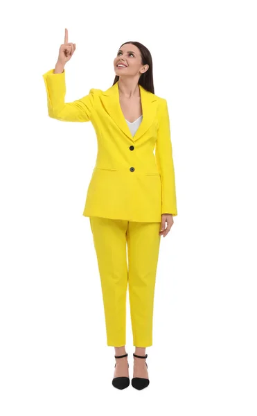 Krásná Podnikatelka Žlutém Obleku Ukazuje Něco Bílém Pozadí — Stock fotografie