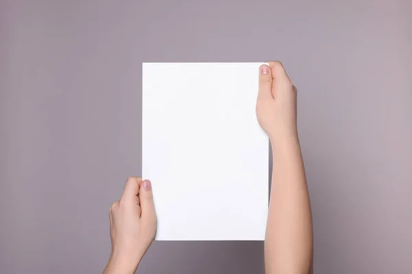 Gri Arka Planda Kağıt Tutan Kadın Yakın Plan Tasarım Için — Stok fotoğraf