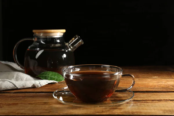 Tasse Aromatischer Tee Und Teekanne Auf Holztisch — Stockfoto