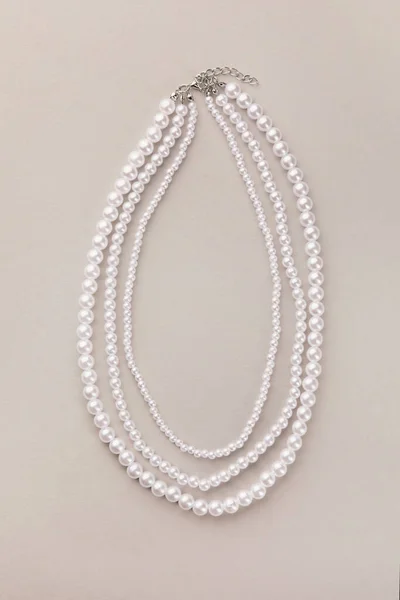 Elegante Collana Perle Sfondo Beige Vista Dall Alto — Foto Stock