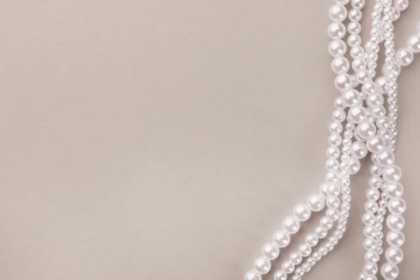 Elegante Collar Perlas Sobre Fondo Beige Vista Superior Espacio Para —  Fotos de Stock