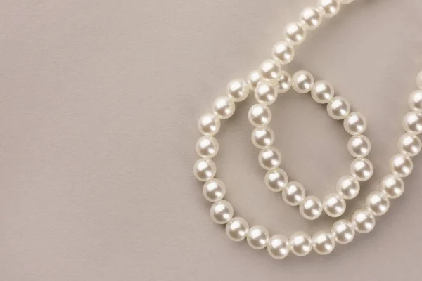 Elegante Perlenkette Auf Beigem Hintergrund Draufsicht Raum Für Text — Stockfoto