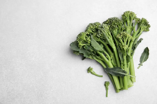 Brokolini Mentah Segar Pada Latar Belakang Putih Lay Datar Dan — Stok Foto