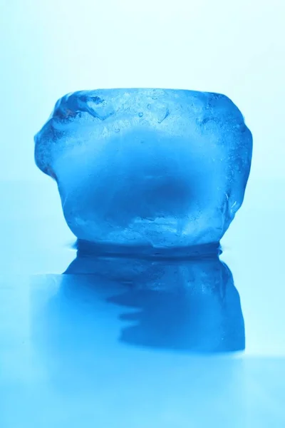 Krystalicznie Czysta Kostka Lodu Jasnoniebieskim Tle Zbliżenie Kolor Efekt Tonalny — Zdjęcie stockowe