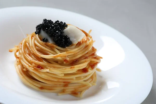 Lekkere Spaghetti Met Tomatensaus Zwarte Kaviaar Bord Close Exquise Presentatie — Stockfoto