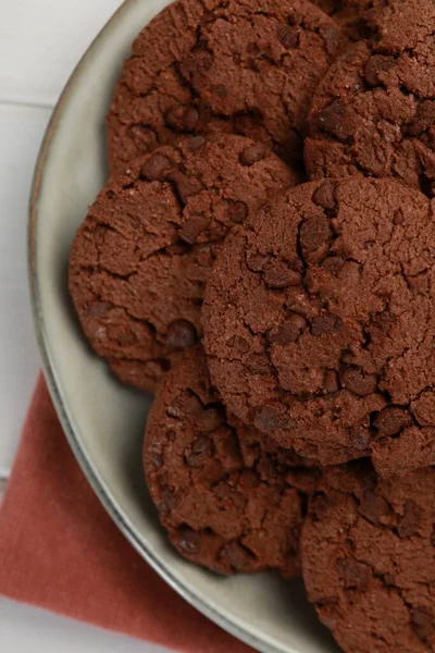 美味可口的巧克力饼干放在白桌上 尽收眼底 — 图库照片