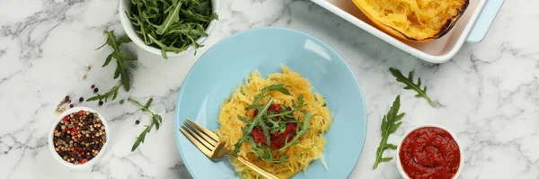 味道鲜美的意大利面南瓜 配上牛油果和西红柿 铺在白色大理石桌子上 条幅设计 — 图库照片
