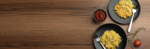 味道鲜美的意大利面南瓜 配上百里香和奶酪 铺在木制桌子上 带有文字空间的横幅设计 — 图库照片