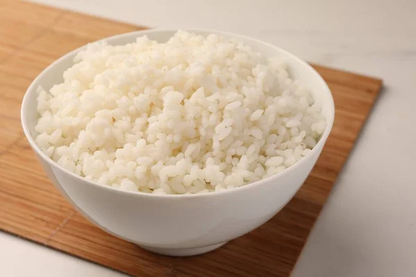 Lezzetli Pirinçli Kase Beyaz Masada Yakın Plan — Stok fotoğraf